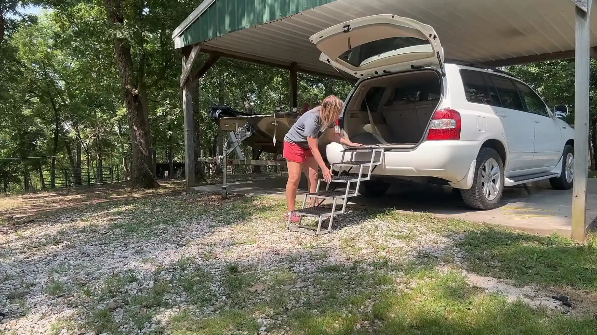 DeerGym foldable dog ramp demonstration showing easy setup on SUV tailgate, dogs safely climbing non-slip stairs, and compact storage in car trunk