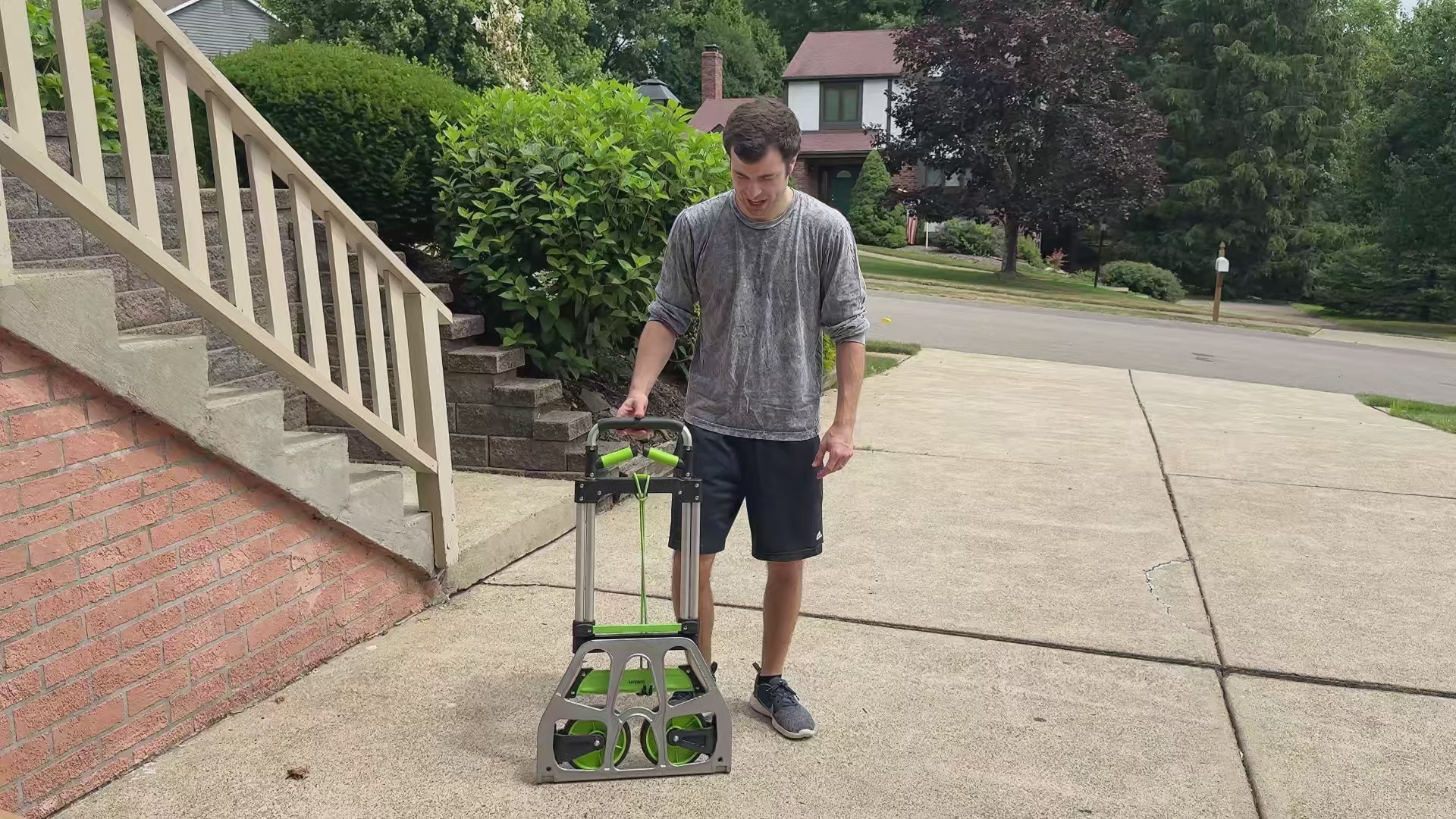 Customer reviewing the lightweight design and 300-pound capacity of the Leeyoung foldable cart