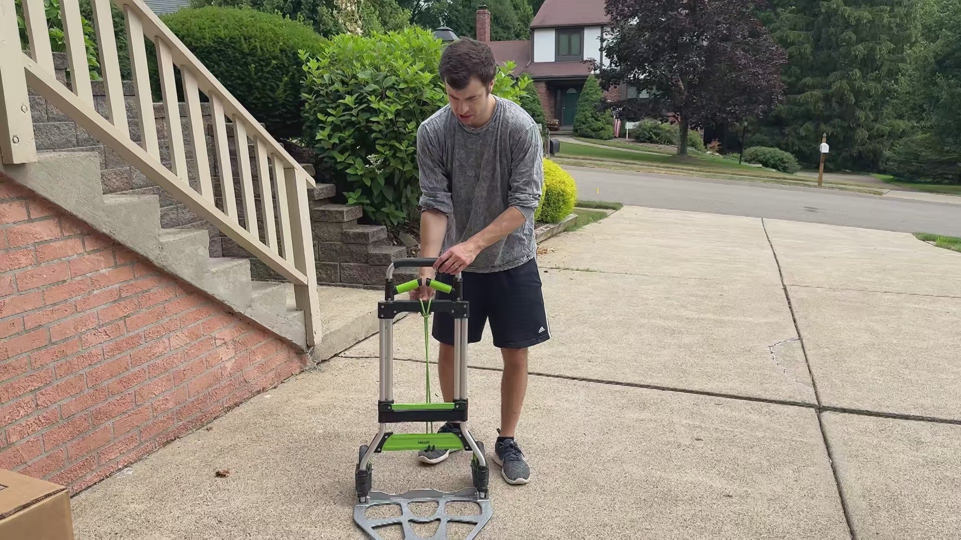 Customer reviewing the lightweight design and 300-pound capacity of the Leeyoung foldable cart