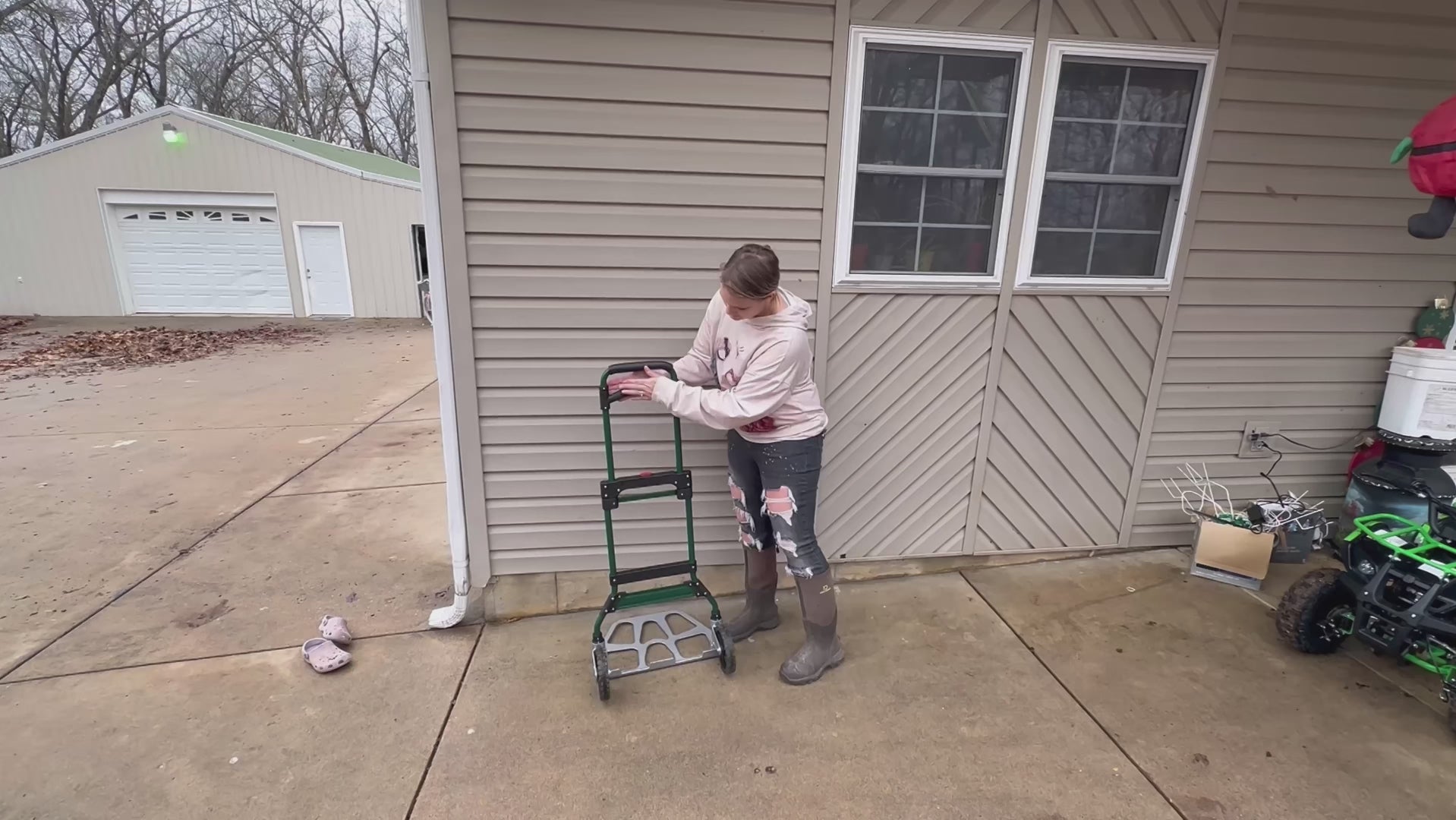 Customer demonstrating the lightweight and adjustable features of the Leeyoung aluminum dolly